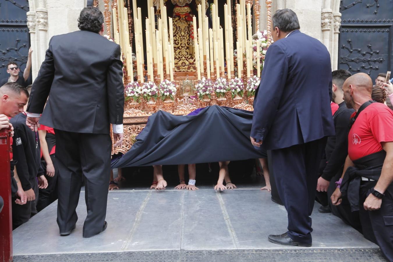 Emoción desbordada para recibir el Cristo del Consuelo y María Santísima del Sacromonte