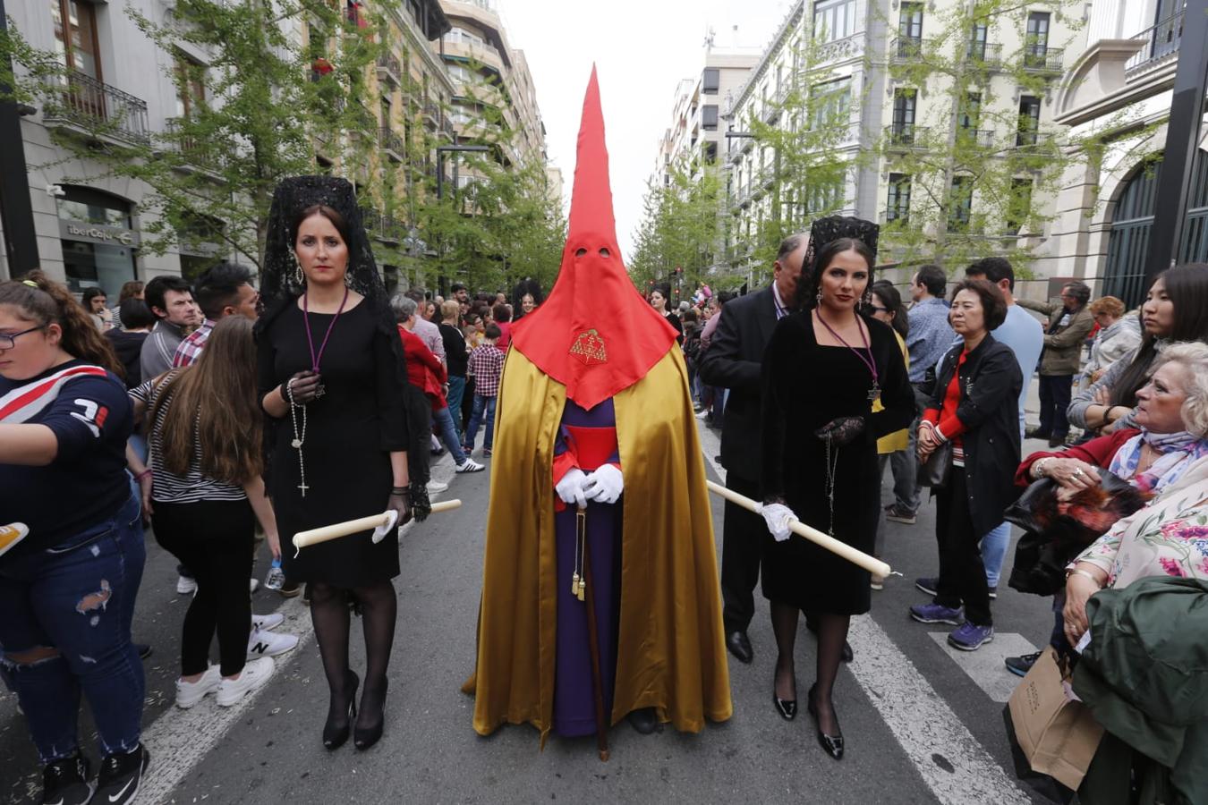 Emoción desbordada para recibir el Cristo del Consuelo y María Santísima del Sacromonte