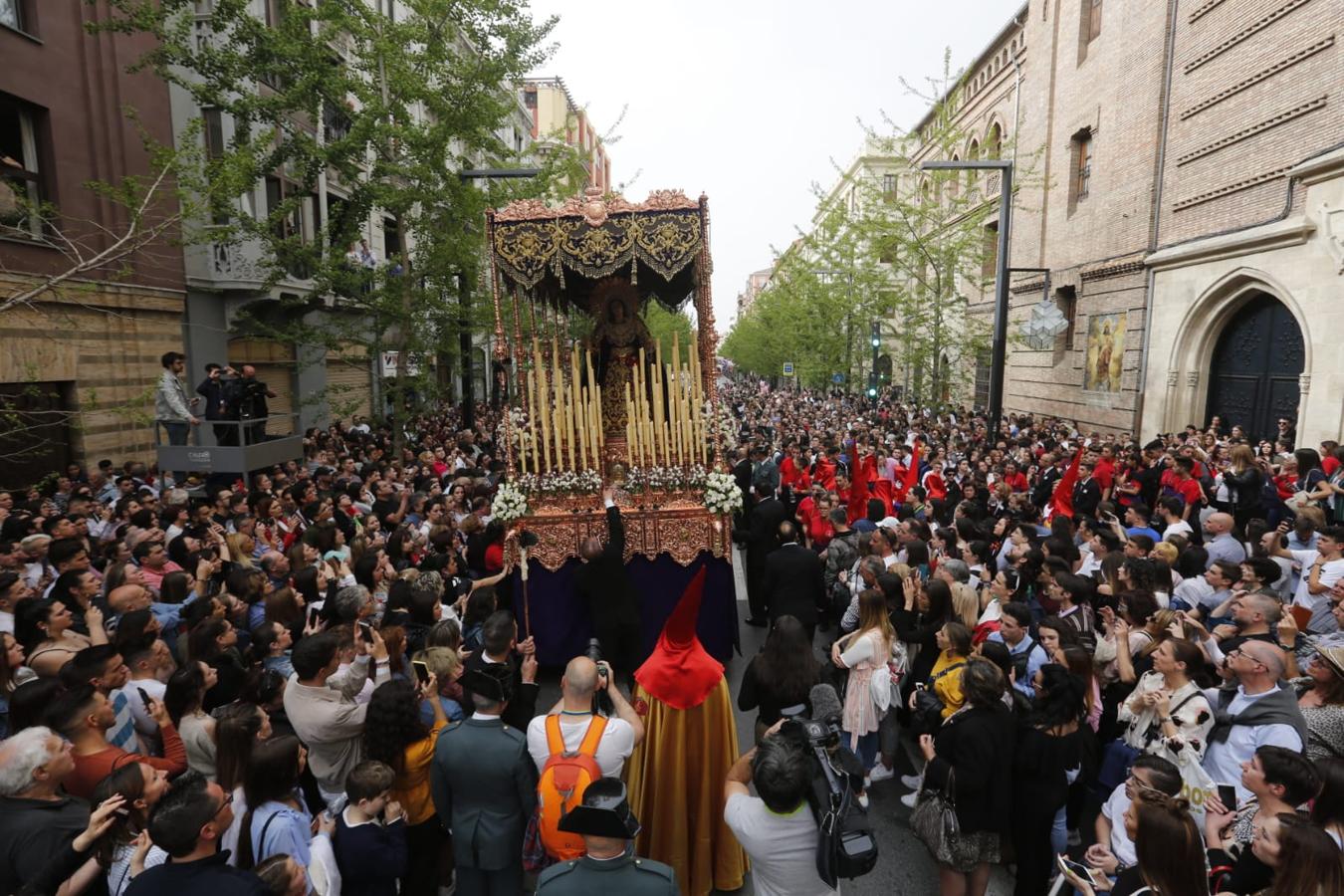 Emoción desbordada para recibir el Cristo del Consuelo y María Santísima del Sacromonte