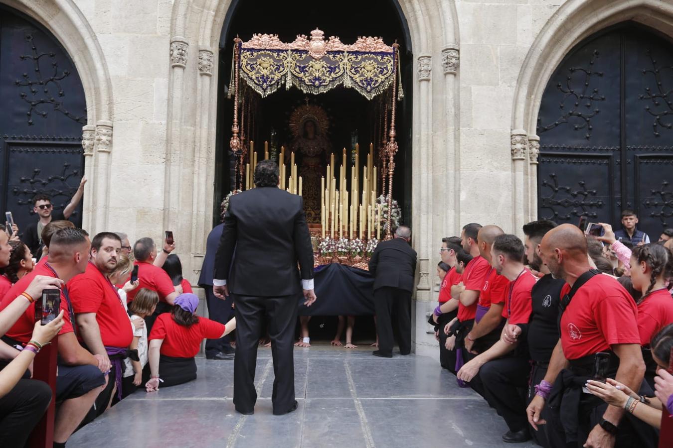 Emoción desbordada para recibir el Cristo del Consuelo y María Santísima del Sacromonte