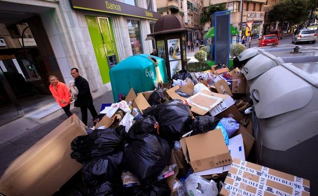 Los contenedores han amanecido hoy repletos de desperdicios