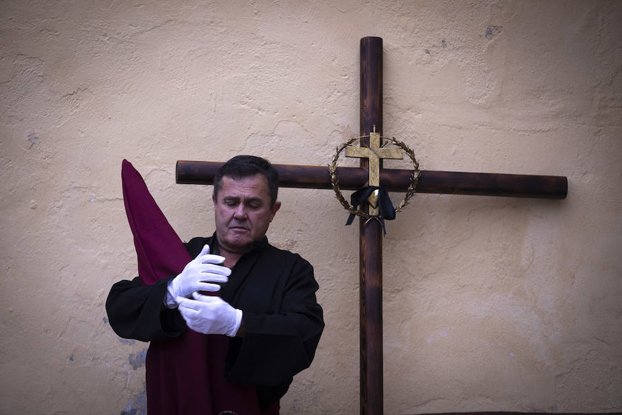 La imagen de Los Agustinos ha salido a la calle sobre las manos de los costaleros y rodeado de decenas de personas que le siguen con una vela encendida