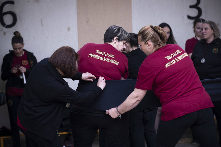 La imagen de Los Agustinos ha salido a la calle sobre las manos de los costaleros y rodeado de decenas de personas que le siguen con una vela encendida