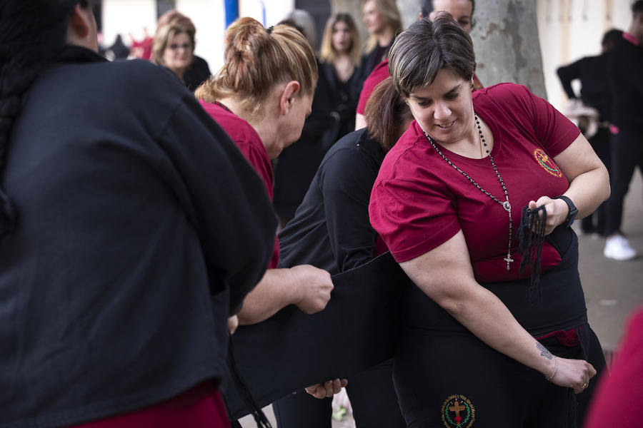 La imagen de Los Agustinos ha salido a la calle sobre las manos de los costaleros y rodeado de decenas de personas que le siguen con una vela encendida