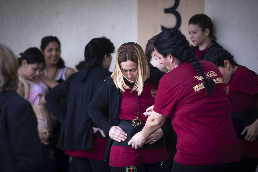 La imagen de Los Agustinos ha salido a la calle sobre las manos de los costaleros y rodeado de decenas de personas que le siguen con una vela encendida