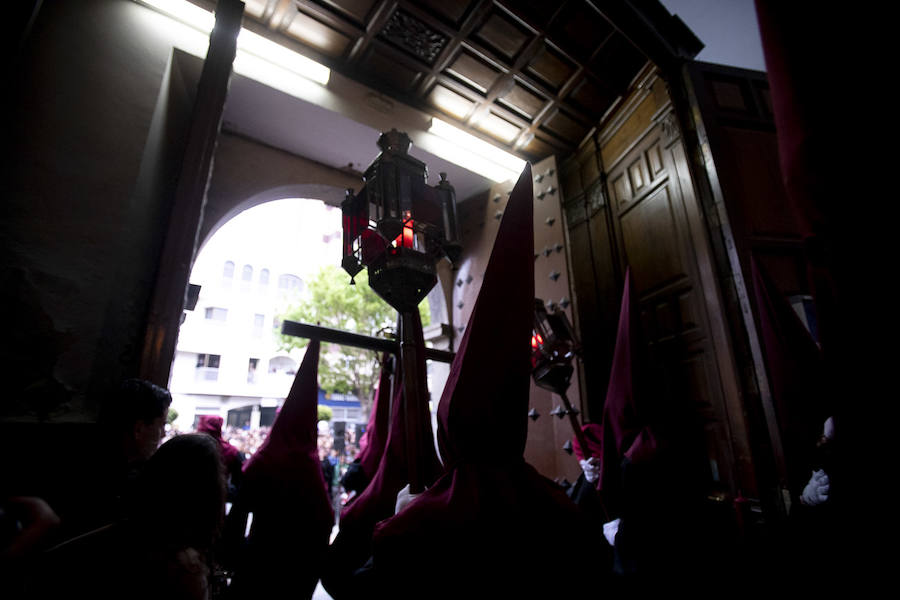 La imagen de Los Agustinos ha salido a la calle sobre las manos de los costaleros y rodeado de decenas de personas que le siguen con una vela encendida