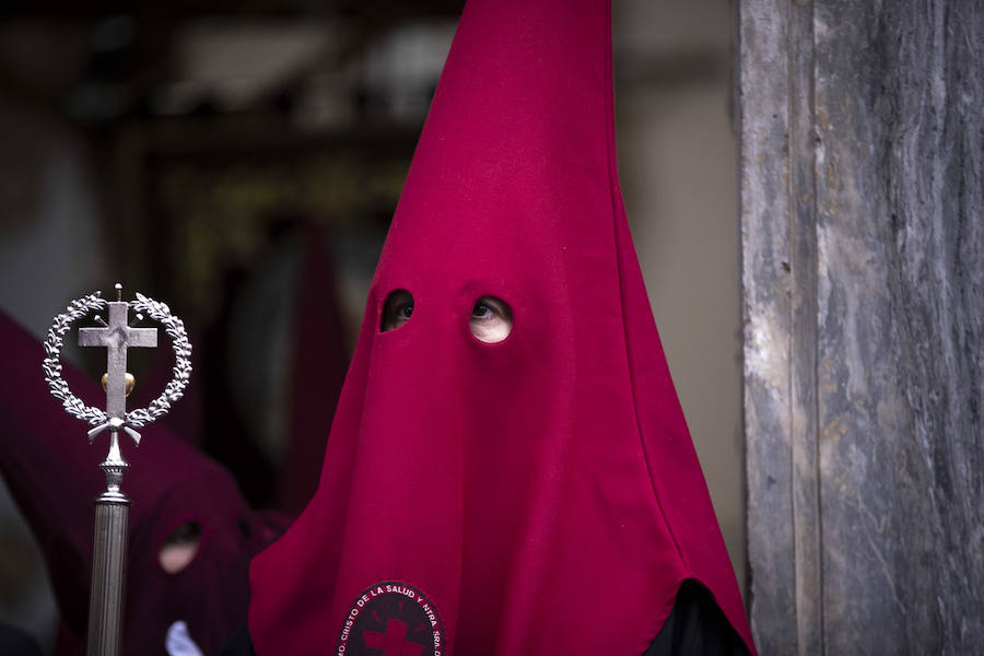 La imagen de Los Agustinos ha salido a la calle sobre las manos de los costaleros y rodeado de decenas de personas que le siguen con una vela encendida