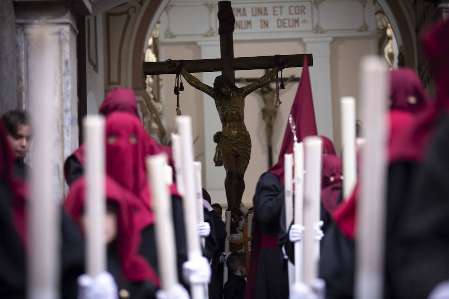 La imagen de Los Agustinos ha salido a la calle sobre las manos de los costaleros y rodeado de decenas de personas que le siguen con una vela encendida