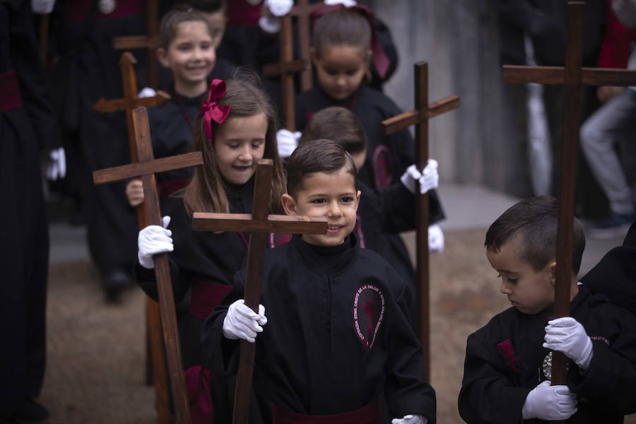 La imagen de Los Agustinos ha salido a la calle sobre las manos de los costaleros y rodeado de decenas de personas que le siguen con una vela encendida