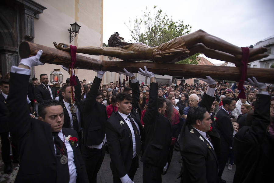 La imagen de Los Agustinos ha salido a la calle sobre las manos de los costaleros y rodeado de decenas de personas que le siguen con una vela encendida