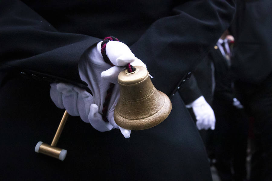 La imagen de Los Agustinos ha salido a la calle sobre las manos de los costaleros y rodeado de decenas de personas que le siguen con una vela encendida