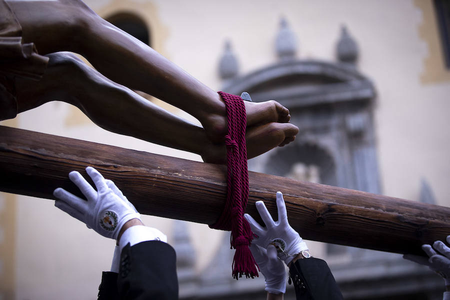 La imagen de Los Agustinos ha salido a la calle sobre las manos de los costaleros y rodeado de decenas de personas que le siguen con una vela encendida