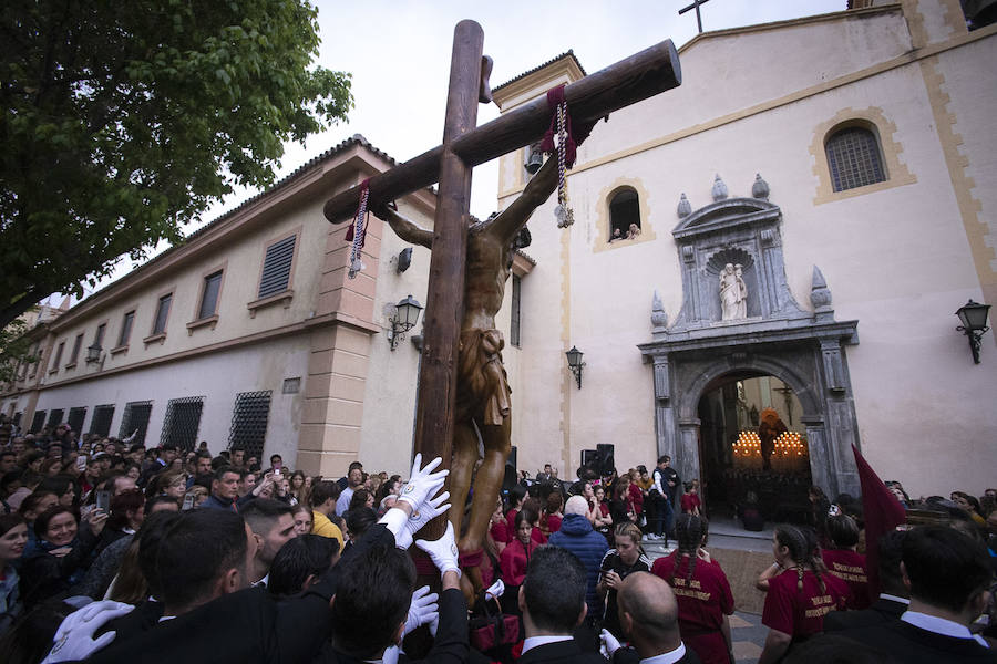 La imagen de Los Agustinos ha salido a la calle sobre las manos de los costaleros y rodeado de decenas de personas que le siguen con una vela encendida