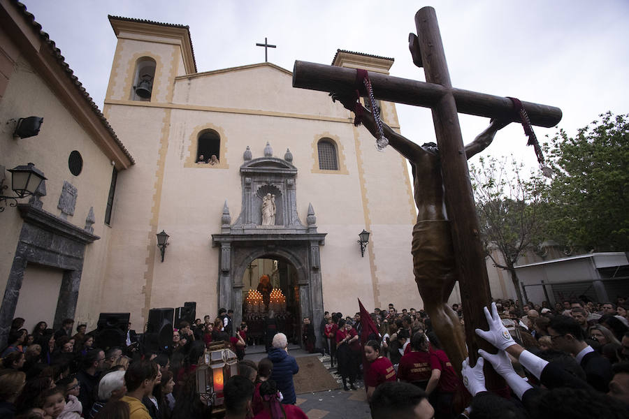 La imagen de Los Agustinos ha salido a la calle sobre las manos de los costaleros y rodeado de decenas de personas que le siguen con una vela encendida