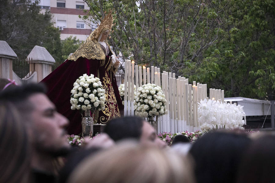 La imagen de Los Agustinos ha salido a la calle sobre las manos de los costaleros y rodeado de decenas de personas que le siguen con una vela encendida