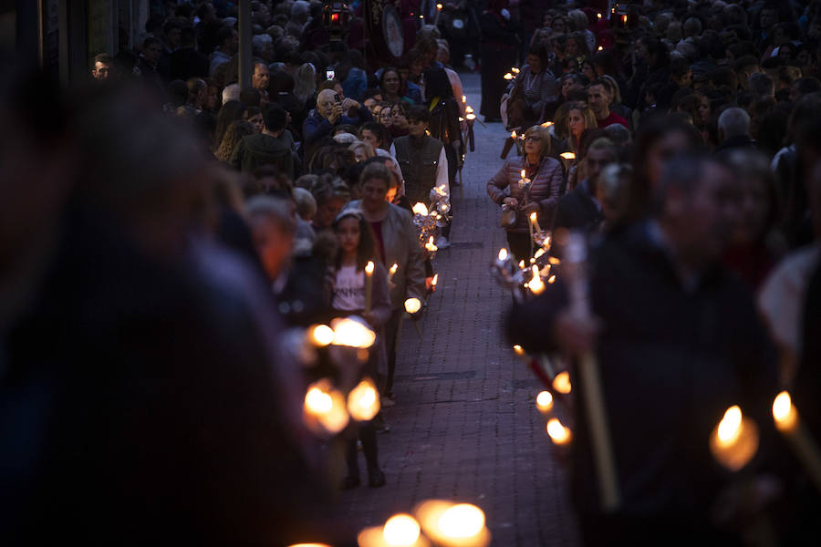 La imagen de Los Agustinos ha salido a la calle sobre las manos de los costaleros y rodeado de decenas de personas que le siguen con una vela encendida