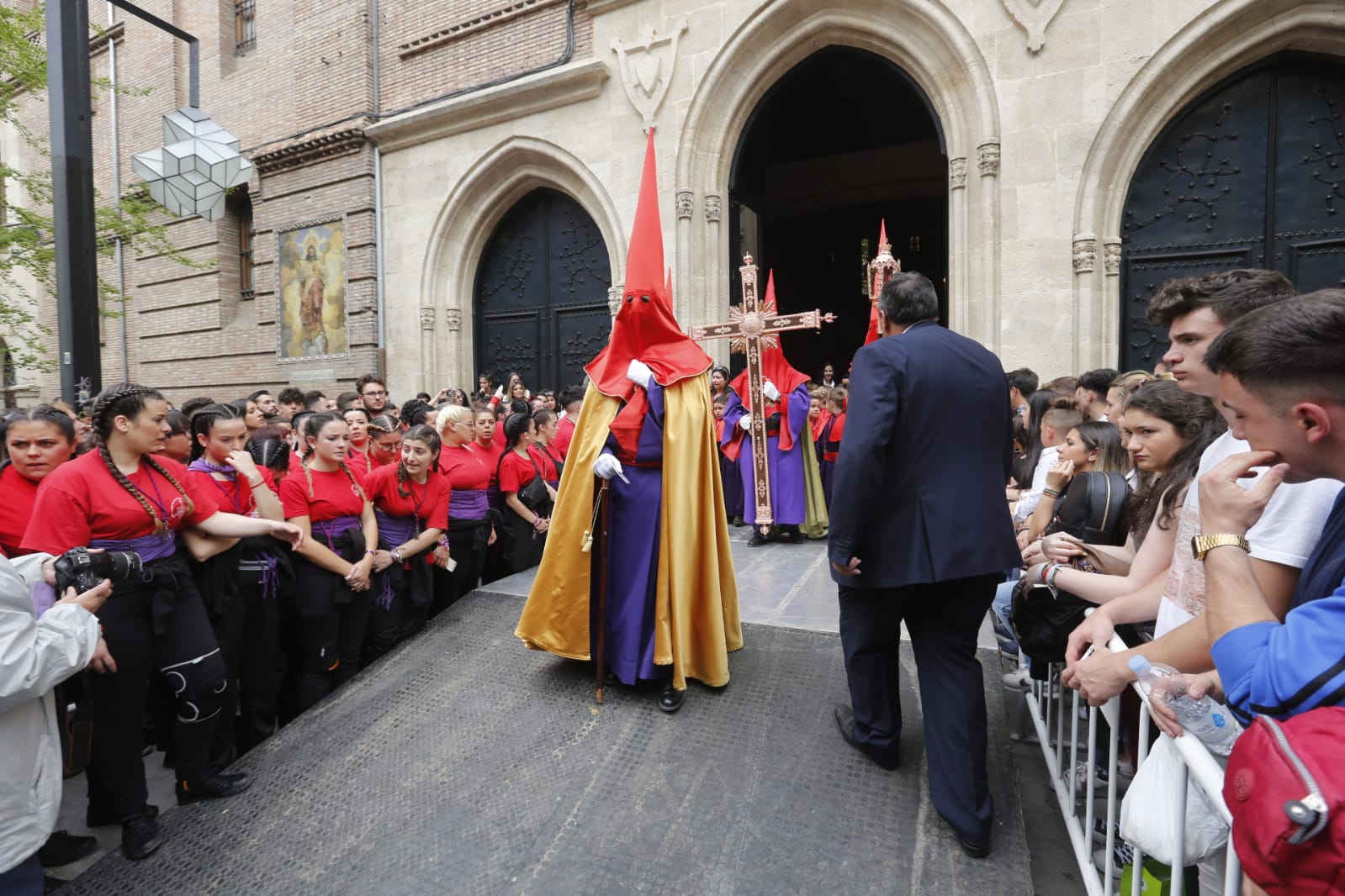 La Hermandad de Los Gitanos sale del Sagrado Corazón pero se tiene que quedr en la Catedral por la lluvia