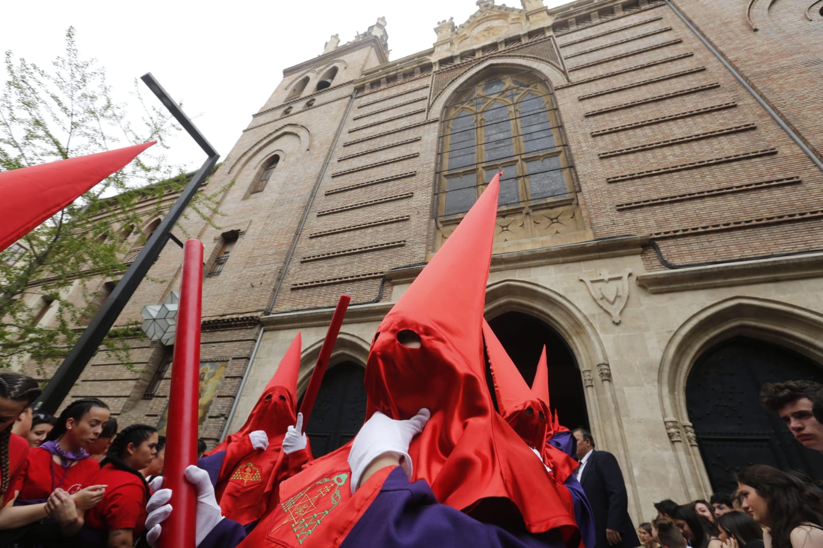 La Hermandad de Los Gitanos sale del Sagrado Corazón pero se tiene que quedr en la Catedral por la lluvia