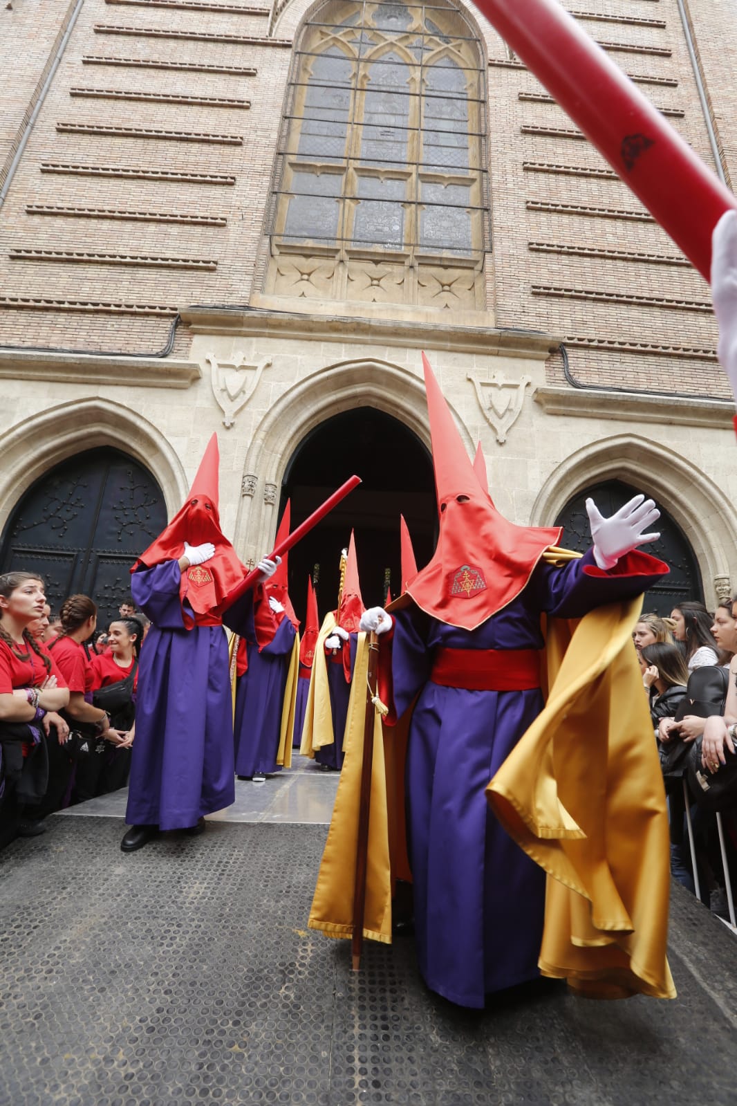 La Hermandad de Los Gitanos sale del Sagrado Corazón pero se tiene que quedr en la Catedral por la lluvia