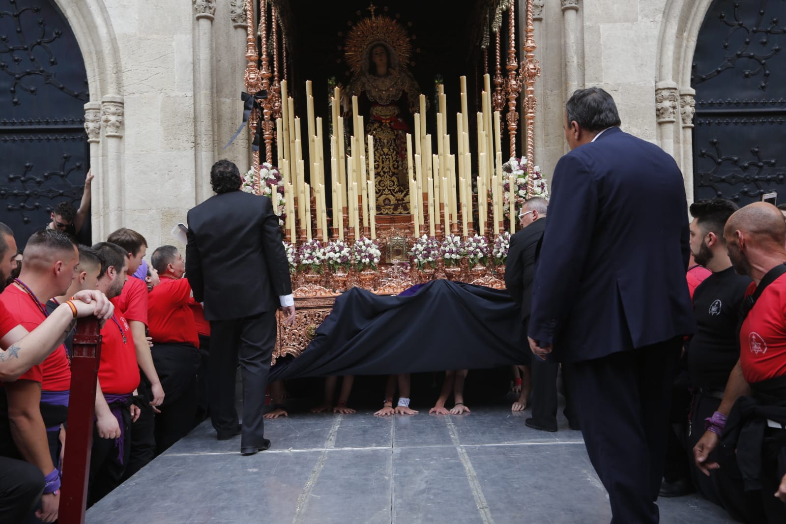 La Hermandad de Los Gitanos sale del Sagrado Corazón pero se tiene que quedr en la Catedral por la lluvia