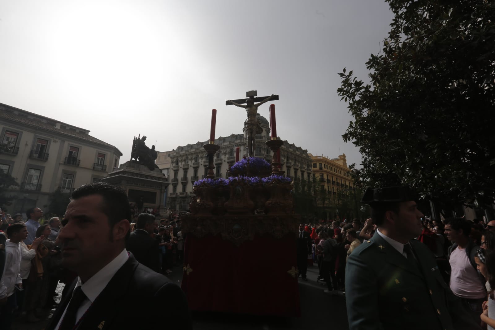 La Hermandad de Los Gitanos sale del Sagrado Corazón pero se tiene que quedr en la Catedral por la lluvia