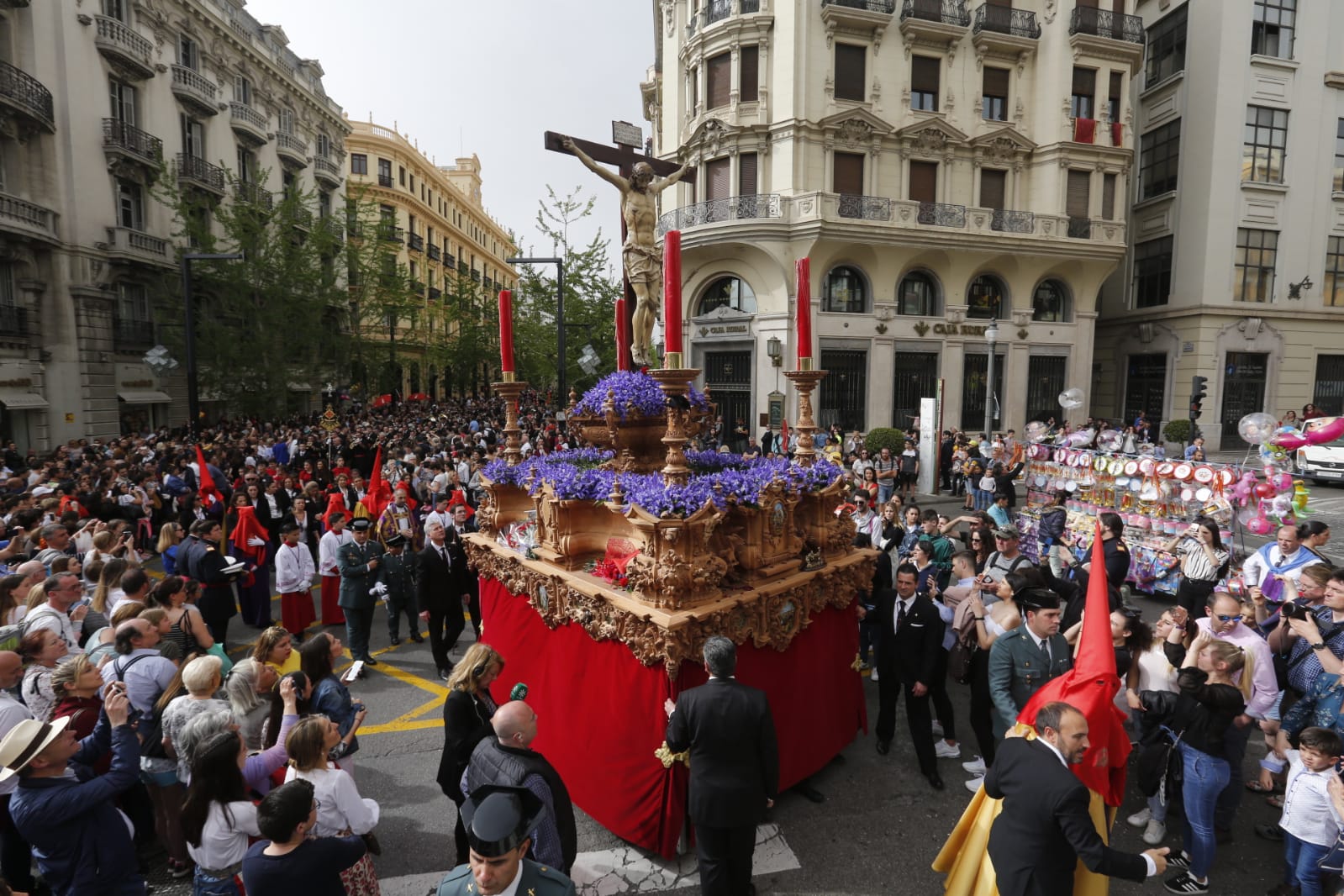 La Hermandad de Los Gitanos sale del Sagrado Corazón pero se tiene que quedr en la Catedral por la lluvia