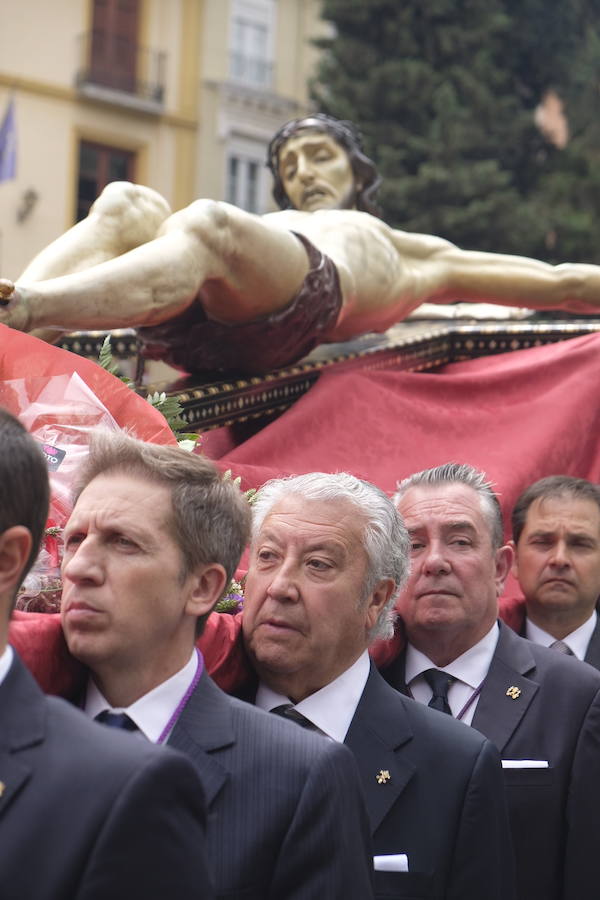 Muchos fieles han seguido el cortejo desde la iglesia de El Salvador en lo supone una tradición más