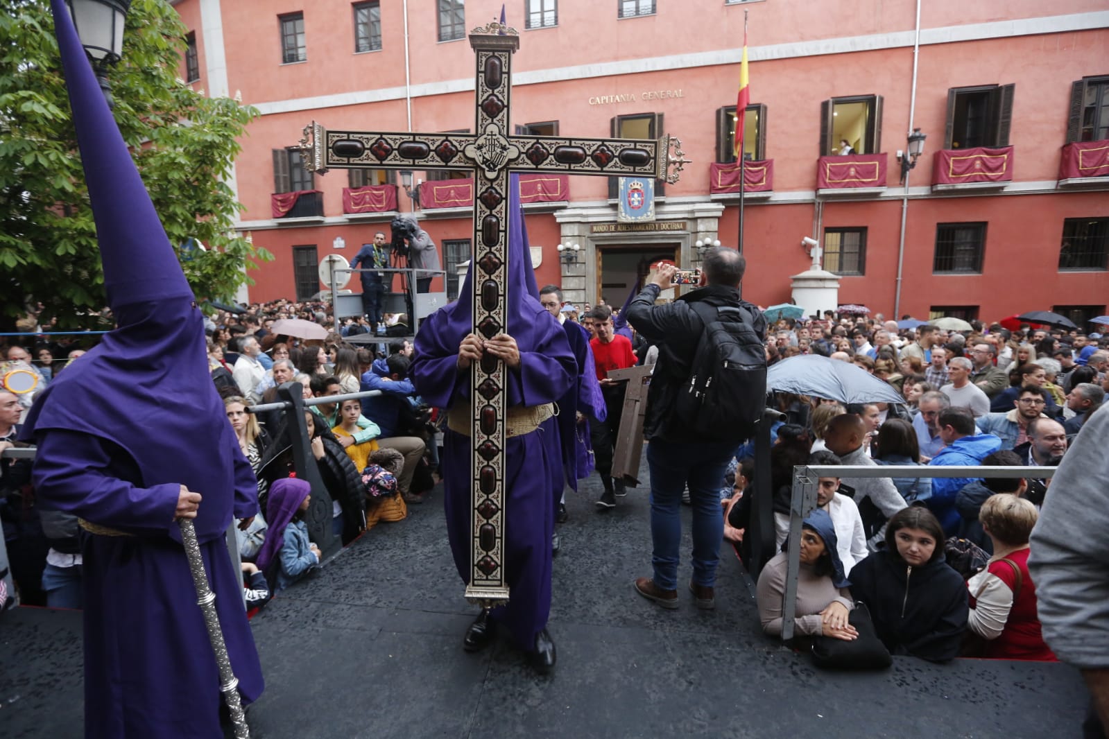 Los hermanos han tenido que volver al templo cuando todo estaba preparado para que salieran los pasos