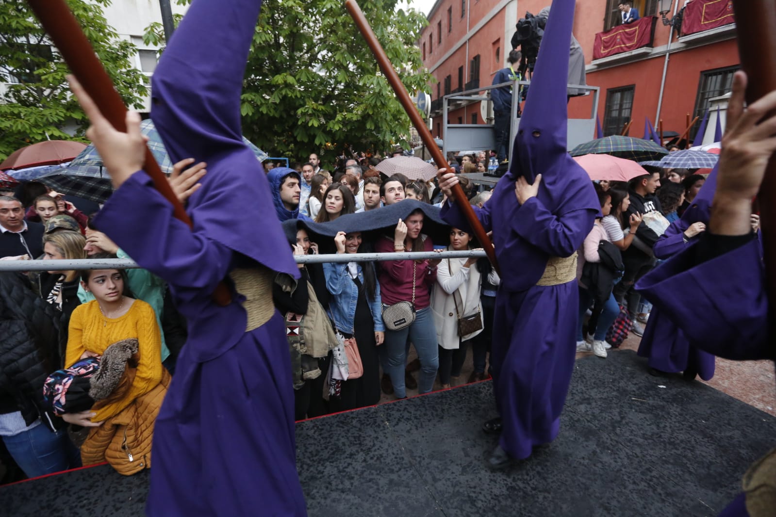 Los hermanos han tenido que volver al templo cuando todo estaba preparado para que salieran los pasos