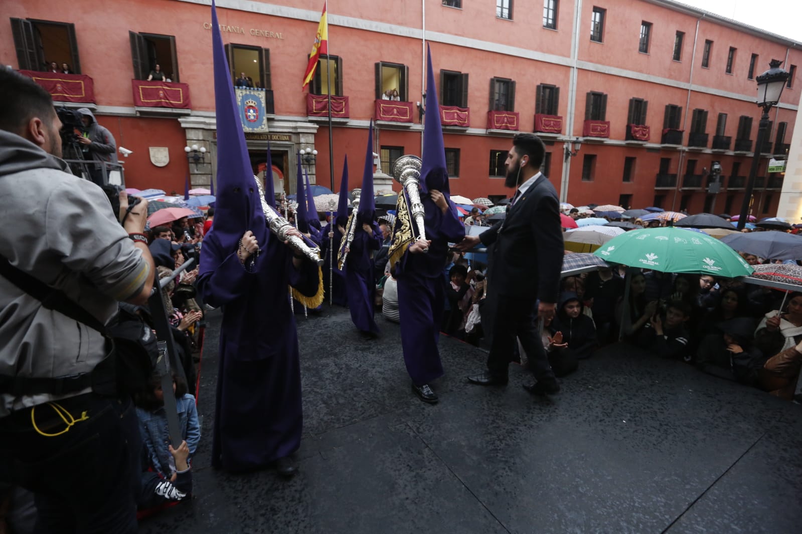 Los hermanos han tenido que volver al templo cuando todo estaba preparado para que salieran los pasos