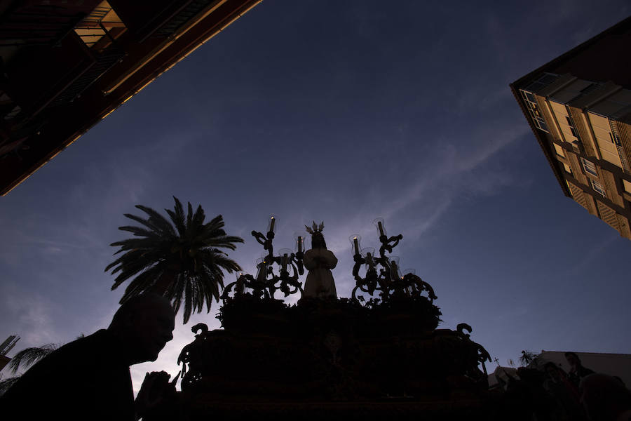 El Cristo del Perdón y María Santísima de la Misericordia volvieron a la renovada iglesia del Carmen de la que salieron por una rampa de 17 metros