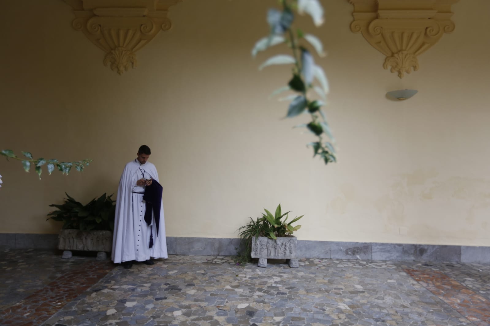 Los pasos de Jesús de las Tres Caídas y Nuestra Señora del Rosario han sido recibidos por una multitud en las puertas de Santo Domingo