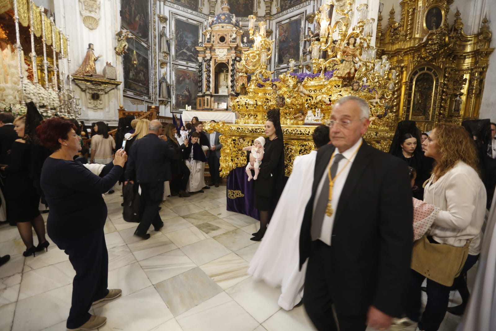 Los pasos de Jesús de las Tres Caídas y Nuestra Señora del Rosario han sido recibidos por una multitud en las puertas de Santo Domingo