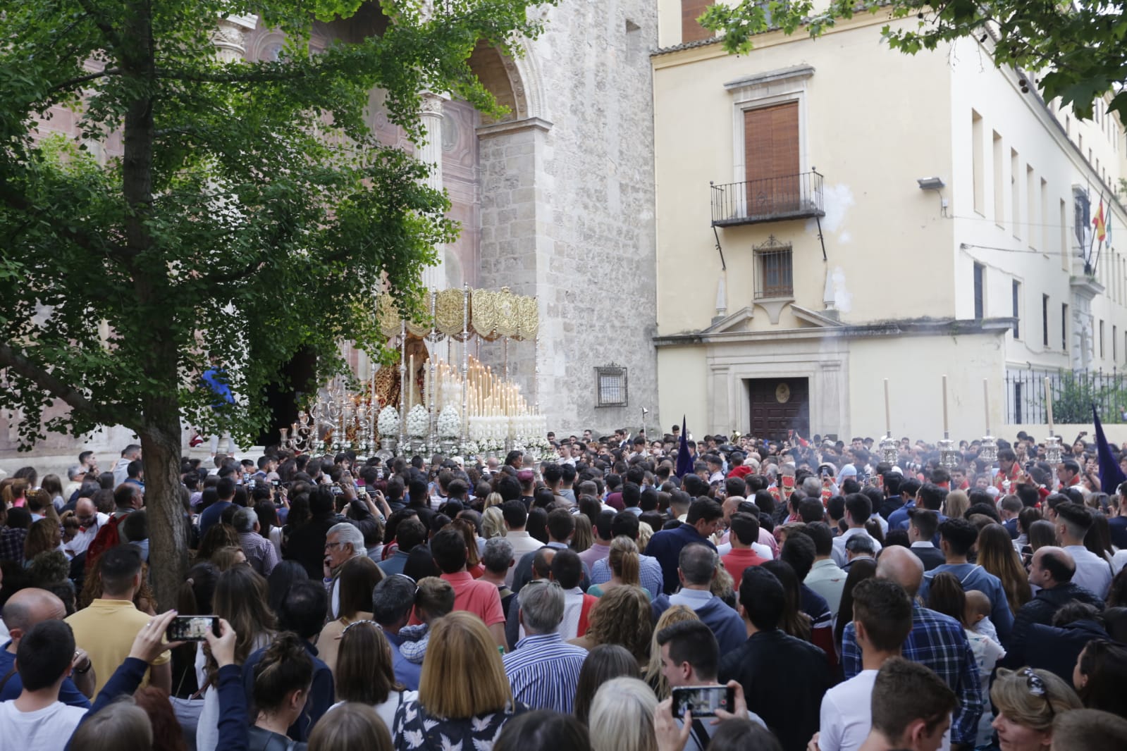 Los pasos de Jesús de las Tres Caídas y Nuestra Señora del Rosario han sido recibidos por una multitud en las puertas de Santo Domingo