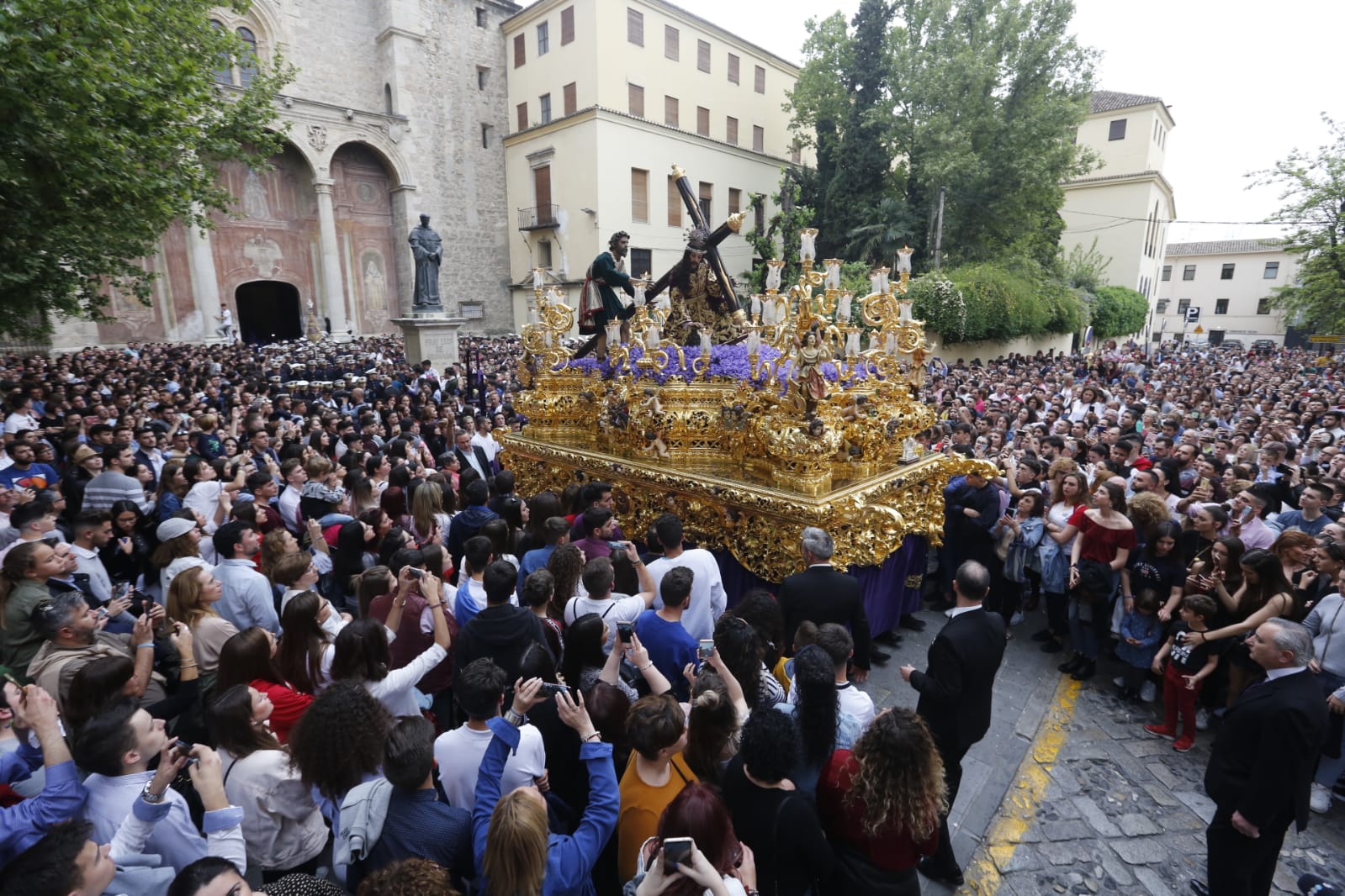 Los pasos de Jesús de las Tres Caídas y Nuestra Señora del Rosario han sido recibidos por una multitud en las puertas de Santo Domingo