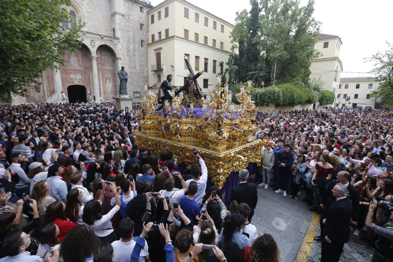 Los pasos de Jesús de las Tres Caídas y Nuestra Señora del Rosario han sido recibidos por una multitud en las puertas de Santo Domingo