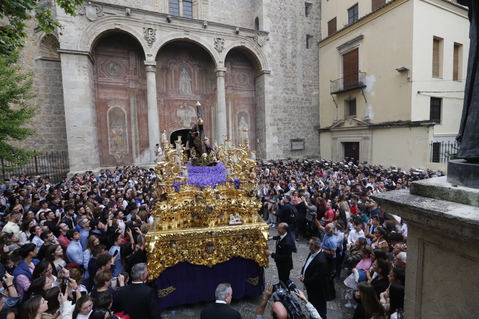 Los pasos de Jesús de las Tres Caídas y Nuestra Señora del Rosario han sido recibidos por una multitud en las puertas de Santo Domingo