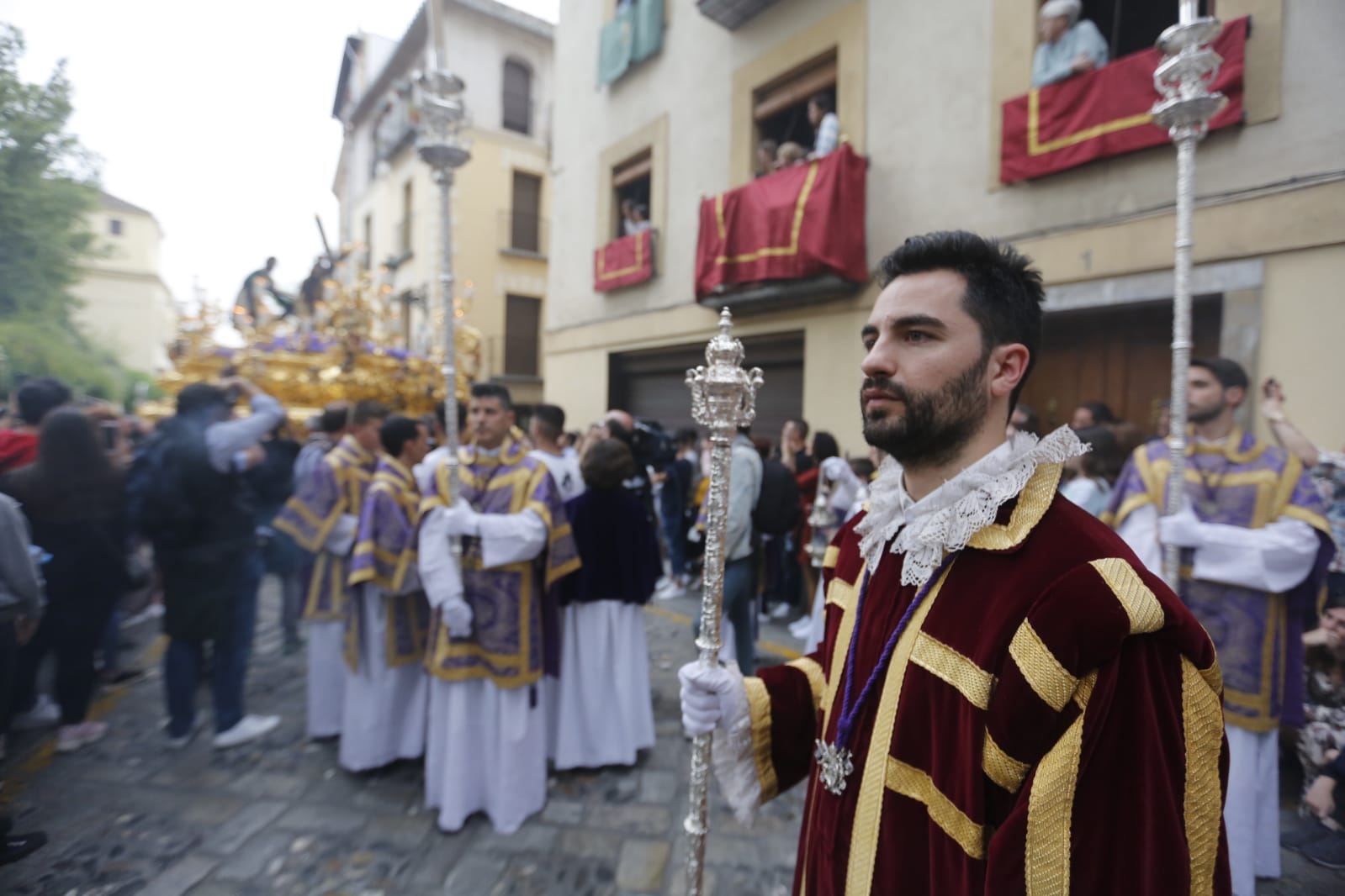 Los pasos de Jesús de las Tres Caídas y Nuestra Señora del Rosario han sido recibidos por una multitud en las puertas de Santo Domingo