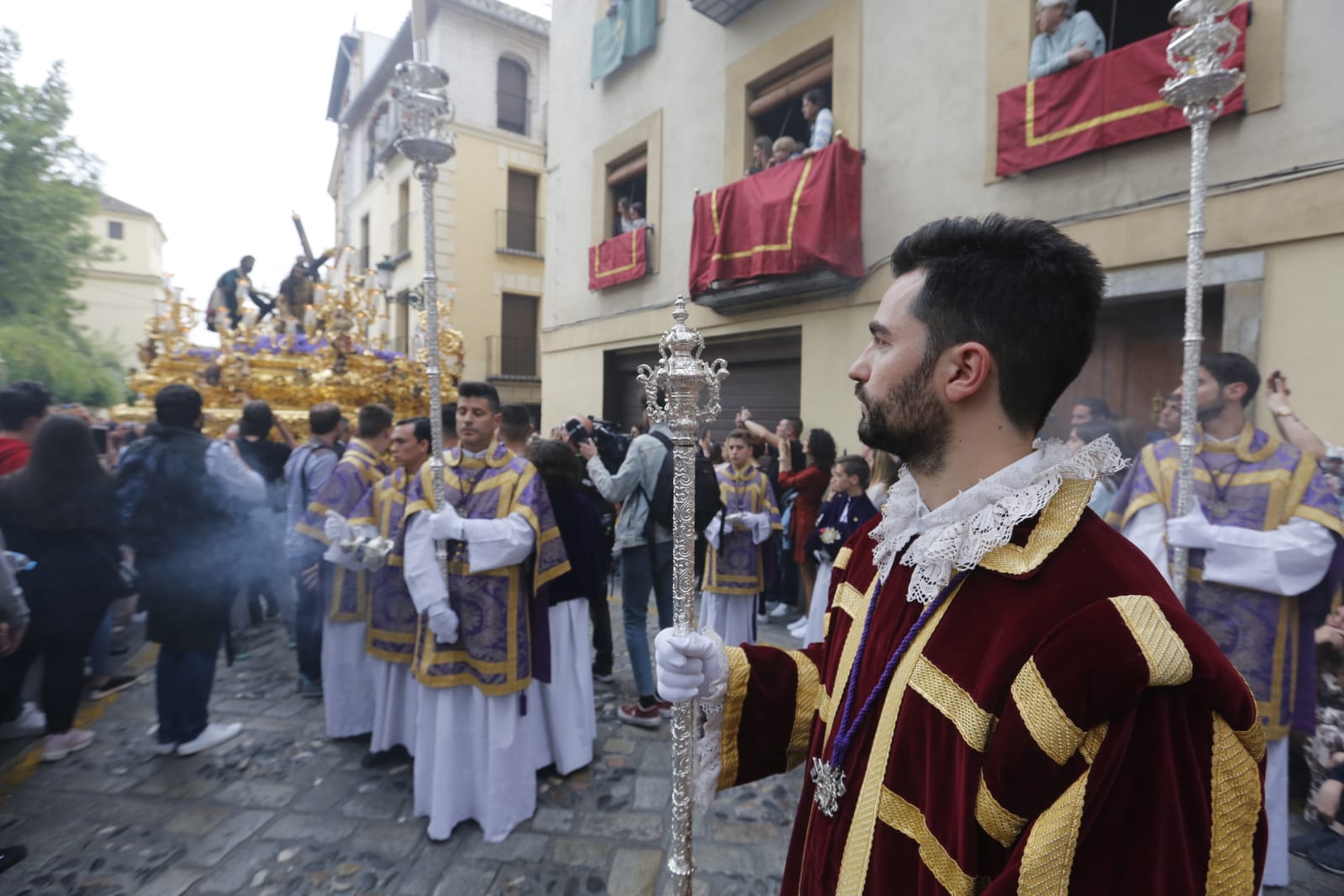 Los pasos de Jesús de las Tres Caídas y Nuestra Señora del Rosario han sido recibidos por una multitud en las puertas de Santo Domingo