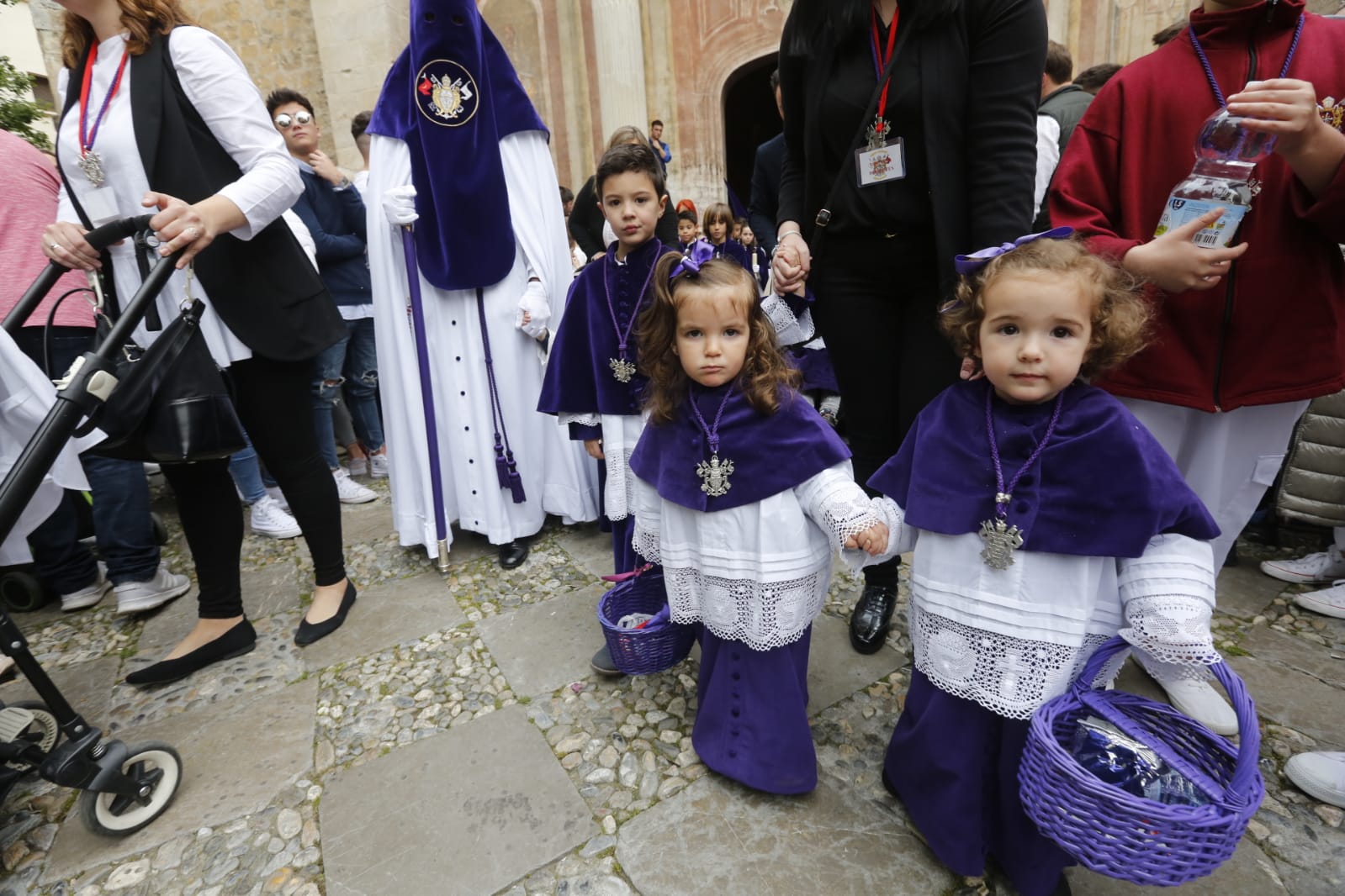 Los pasos de Jesús de las Tres Caídas y Nuestra Señora del Rosario han sido recibidos por una multitud en las puertas de Santo Domingo