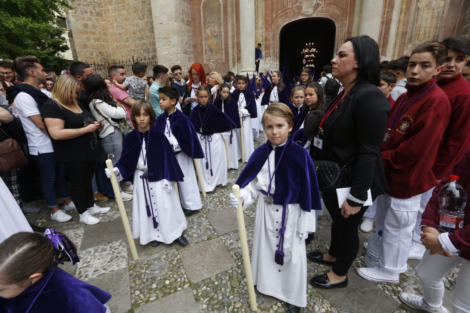 Los pasos de Jesús de las Tres Caídas y Nuestra Señora del Rosario han sido recibidos por una multitud en las puertas de Santo Domingo