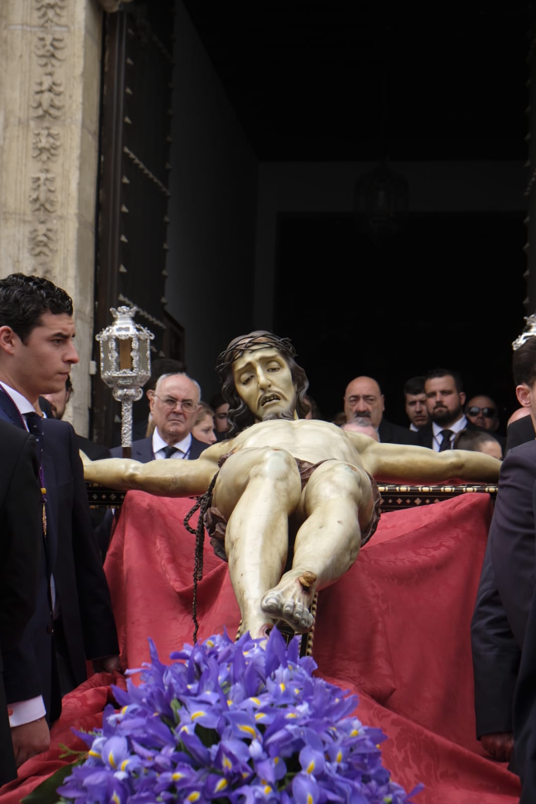 Muchos fieles han seguido el cortejo desde la iglesia de El Salvador en lo supone una tradición más