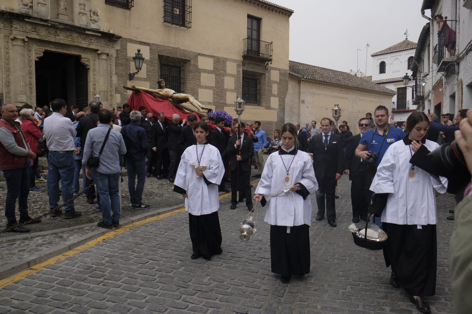 Muchos fieles han seguido el cortejo desde la iglesia de El Salvador en lo supone una tradición más