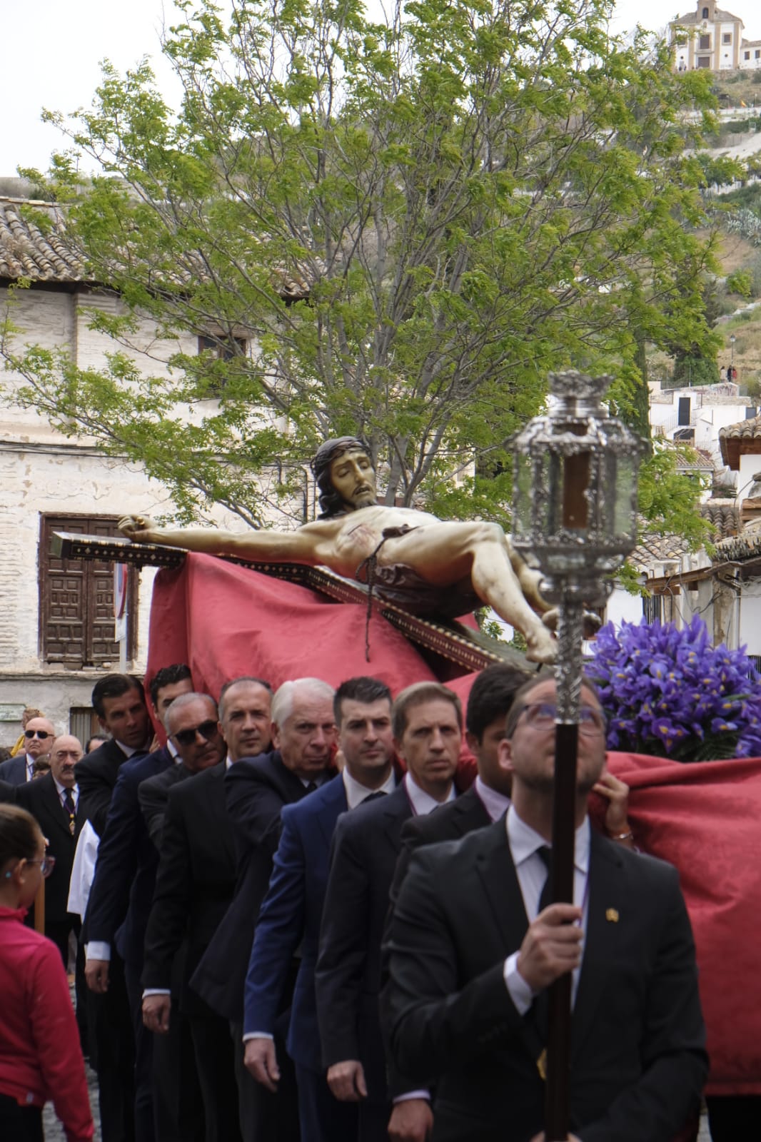 Muchos fieles han seguido el cortejo desde la iglesia de El Salvador en lo supone una tradición más