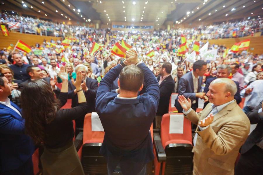 Decenas de personas se han congregado en el Palacio de Congresos para acudir a la cita con el presidente del partido