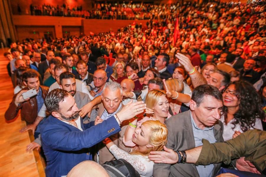 Decenas de personas se han congregado en el Palacio de Congresos para acudir a la cita con el presidente del partido