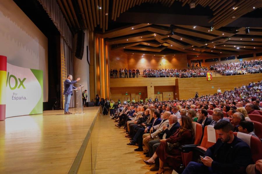 Decenas de personas se han congregado en el Palacio de Congresos para acudir a la cita con el presidente del partido