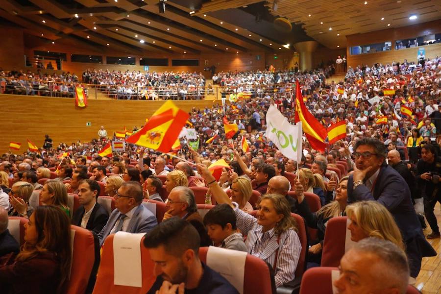 Decenas de personas se han congregado en el Palacio de Congresos para acudir a la cita con el presidente del partido