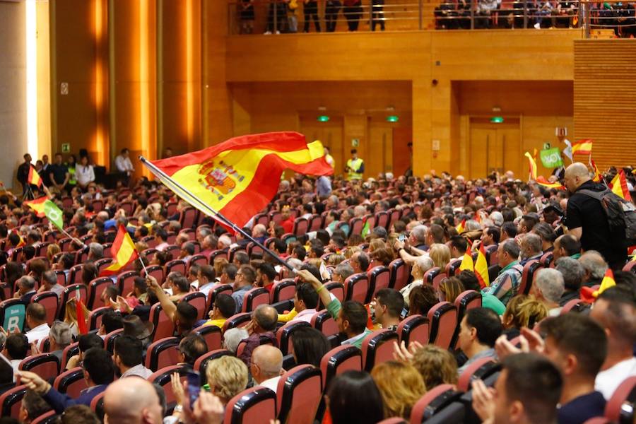 Decenas de personas se han congregado en el Palacio de Congresos para acudir a la cita con el presidente del partido