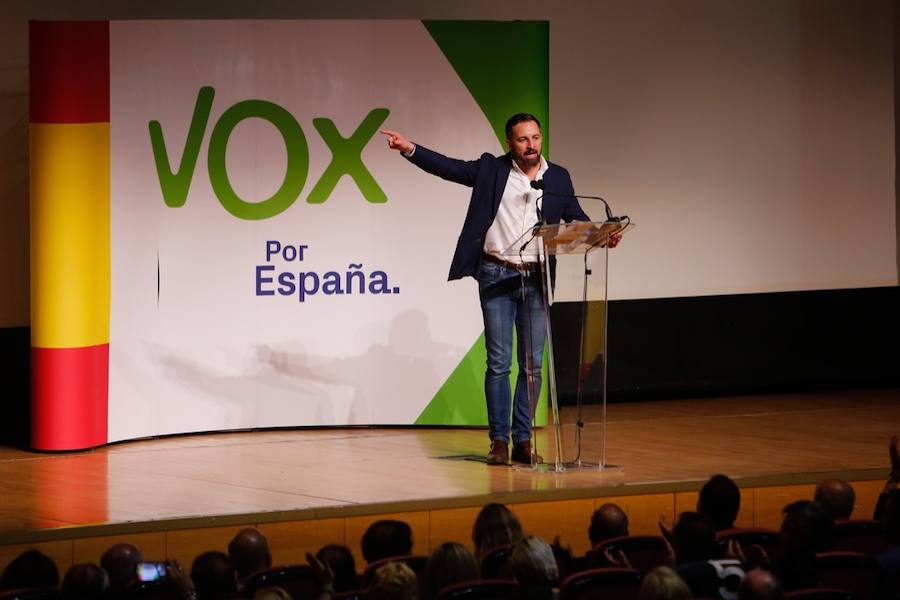 Decenas de personas se han congregado en el Palacio de Congresos para acudir a la cita con el presidente del partido